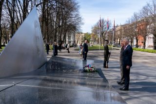 Cérémonie de dépôt de fleurs devant le monument du colonel Oskars Kalpaks