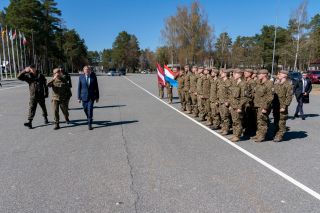Base militaire d'Ădaži - Veillée aux chandelles au pied du Monument des forces armées nationales lettones à la mémoire des soldats morts au combat