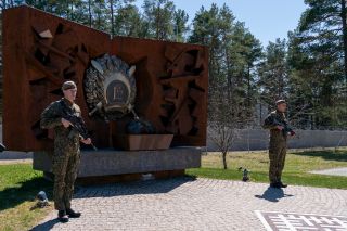 Base militaire d'Ădaži - Veillée aux chandelles au pied du Monument des forces armées nationales lettones à la mémoire des soldats morts au combat