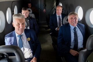 Les ministres Bausch et Pabriks à bord de l'An-2