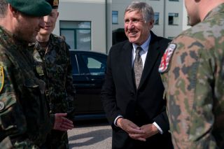 François Bausch et le général Steve Thull lors de la visite de la base militaire de l'enhanced Forward Presence (eFP) Battlegroup en Lituanie