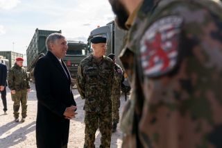 François Bausch et le général Steve Thull en diaglogue avec les soldats de l'eFP