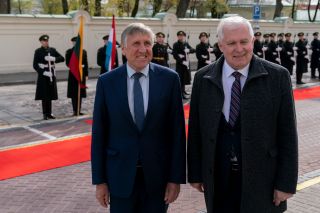 François Bausch avec Dr Arvydas Anušauskas, ministre de la Défense nationale de la république de Lituanie, lors de la cérémonie d'accueil