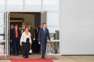TT.RR.HH. the Grand Duke and Grand Duchess take leave of Luxembourg and foreign personalities