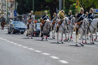 11.05 - Autofahrt des großherzoglichen Paares zum Palast von Belém, begleitet von einer Ehreneskorte der republikanischen Nationalgarde zu Pferd
