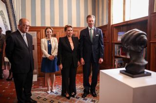 12.05. - Casa de Santa Maria - Laying of a wreath in front of the bust of H.R.H. Grand Duchess Charlotte - (from left to right) Carlos Carreiras, president of the city council of Cascais ; Corinne Cahen, Minister for Family Affairs and Integration; H.R.H. the Grand Duchess; H.R.H. the Grand Duke