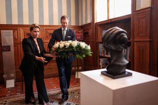 12.05. - Casa de Santa Maria - Laying of a wreath by the Grand Ducal couple in front of the bust of H.R.H. Grand Duchess Charlotte 