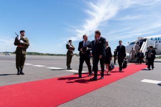13.05. - Luxembourg Airport - Guard of honour - (l. to r.) Fernand Etgen, President of the Chamber of Deputies; HRH the Grand Duke; Corinne Cahen, Minister for Family Affairs and Integration; Franz Fayot, Minister for Development Cooperation and Humanitarian Affairs, Minister for the Economy