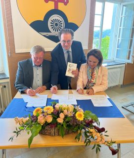 (l. to r.) Edy Mertens, Mayor of Troisvierges; Louis Oberhag, Vice-President of SYVICOL; Corinne Cahen, Minister for Family Affairs and Integration