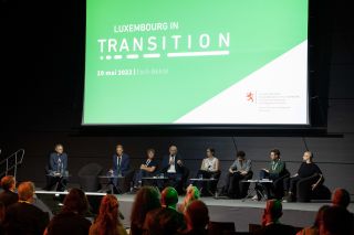 (left to right) Dr. Florian Hertweck, University of Luxembourg; Enno Zuidema, studio director of the architect firm MVRDV; Winny Maas, co-founder of the architect firm MVRDV; Claude Turmes; Dr. Claudia Hitaj, Luxembourg Institute of Science and Technology (LIST); Simon Auperin, Arep; Grégoire Robida, Arep; Philippe Nathan, 2001 architecture.