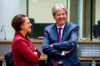 Yuriko Backes et Paolo Gentiloni, commissaire européen en charge de l'Économie