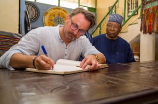 Visite du village artisanal Wadata (Centre culturel franco-nigérien) - Signature du livre d'or