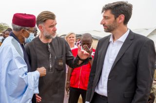 (de g. à dr.) Bandiaré Ali, directeur de la Croix-Rouge du Niger ; Franz Fayot, ministre de la Coopération et de l'Action humanitaire, ministre de l’Économie ; Dr Rémi Fabbri, directeur, aide internationale de la Croix-Rouge luxembourgeoise