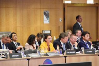 Conseil de l'OCDE - (au milieu) Yuriko Backes, ministre des Finances