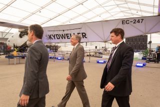 (from l. to r.) François Bausch, Deputy Prime Minister and Minister of Defence; Robert Miller, CEO of Skydweller 