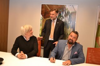 Signature d’un contrat entre la start-up luxembourgeoise iNUI Studio et la chaîne de restauration rapide québécoise Saint-Hubert