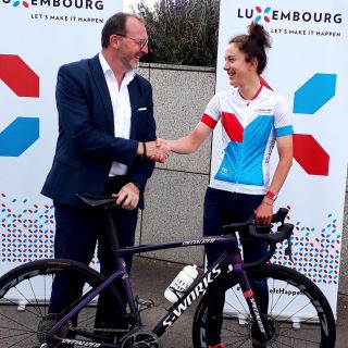 (de g. à dr.) Georges Engel, ministre des Sports, Christine Majerus, cycliste professionnelle