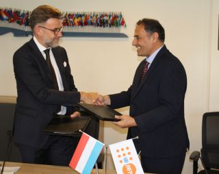 Franz Fayot signe un nouvel accord avec Khalid Sharifi, chef de bureau du Fonds des Nations Unies pour la population en Mongolie