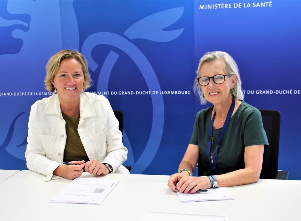 (de g. à dr.) Paulette Lenert, Vice-Premier ministre, ministre de la Santé ; Josée Kirps, directrice des Archives nationales de Luxembourg