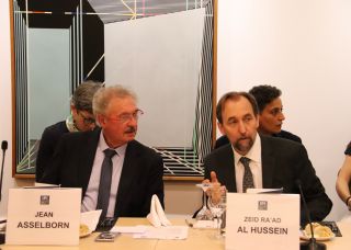 (de g. à dr.) Jean Asselborn, ministre des Affaires étrangères et européennes ; Zeid Ra’ad Al Hussein, président de l’Institut international de la paix (IPI)