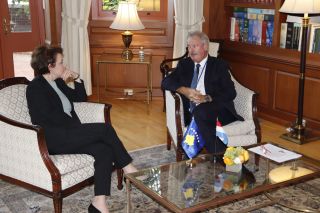 (de g. à dr.) Donika Gërvalla-Schwarz, ministre des Affaires étrangères du Kosovo ; Jean Asselborn, ministre des Affaires étrangères et européennes