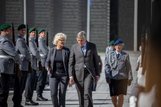 (Mitte, v. l. n. r.) Christine Lambrecht; Bundesministerin der Verteidigung; François Bausch, Vizepremierminister und Minister der Verteidigung
