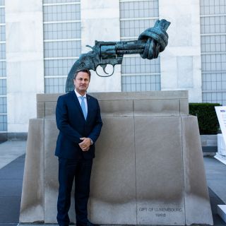 Xavier Bettel devant la sculpture "Non-Violence (Knotted Gun)" de Carl Fredrik Reuterswärd