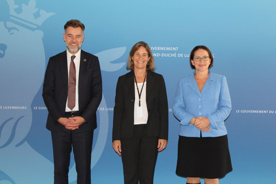 (de g. à dr.) Franz Fayot, ministre de la Coopération et de l'Action humanitaire ; Sophie Sirtaine, CEO du CGAP ; Yuriko Backes, ministre des Finances