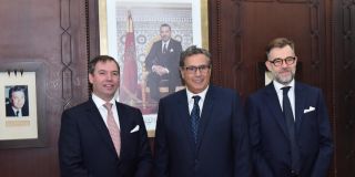 (de g. à dr.) S.A.R. le Grand-Duc héritier ; Aziz Akhannouch, chef du gouvernement marocain ; Franz Fayot, ministre de l’Économie