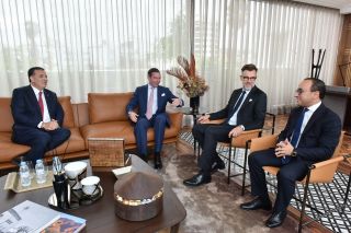 (de g. à dr.) Chakib Alj, président de la Confédération générale des entreprises du Maroc (CGEM) ; S.A.R. le Grand-Duc héritier ; Franz Fayot, ministre de l’Économie ; Badr Alioua, président de la commission internationale de la CGEM