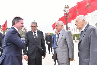 (de g. à dr.) S.A.R. le Grand-Duc héritier ; n.c. ; Abdelhak El Merini, conservateur du Mausolée ; Hassan Skali, vice-conservateur du Mausolée