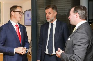 (de g. à dr.) Pascal Steichen, CEO de la Luxembourg House of Cybersecurity ; Franz Fayot, ministre de l’Économie ; S.A.R. le Grand-Duc héritier