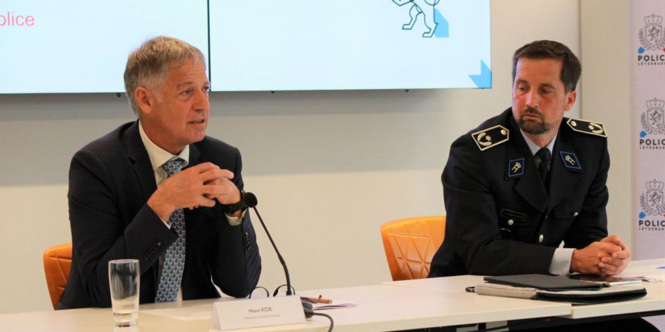 (de g. à dr.) Henri Kox, ministre de la Sécurité intérieur; Alain Engelhardt, directeur central stratégie et performance