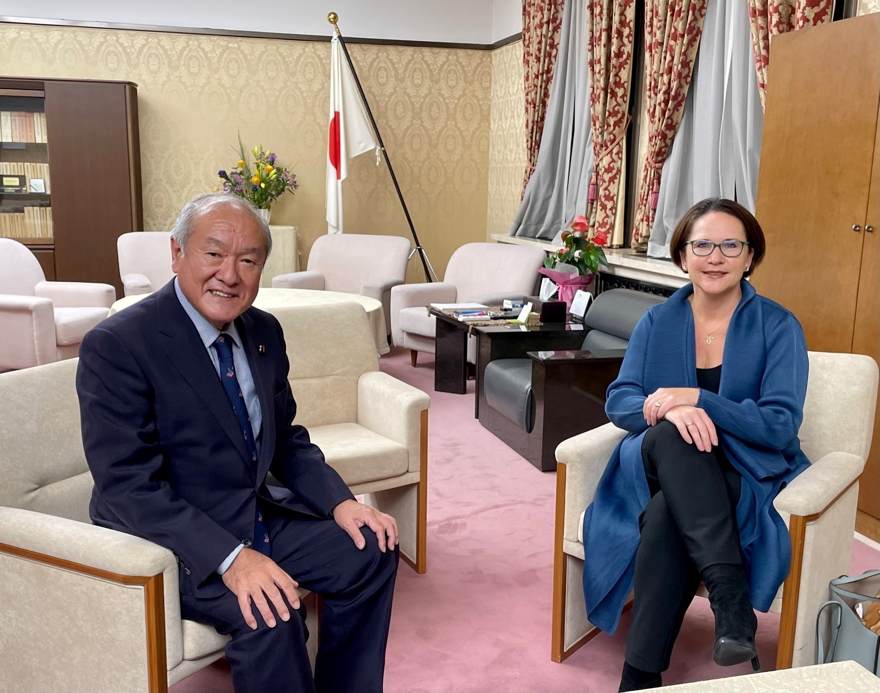 (de g. à dr.) Shunichi Suzuki, ministre des Finances du Japon ; Yuriko Backes, ministre des Finances