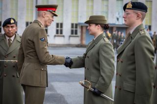 Remise d’une épée d’honneur par le chef d’état-major de l’armée, général Steve Thull à un officier
