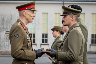 Remise d’une baîonnette d’honneur par le chef d’état-major de l’armée, général Steve Thull à un caporal
