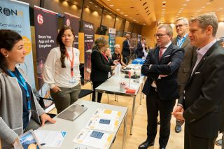 Marc Hansen sprach in Begleitung von Claude Demuth mit den zahlreichen Vertretern des luxemburgischen Ecosystems, die an den Luxembourg Internet Days 2022 teilnahmen.
