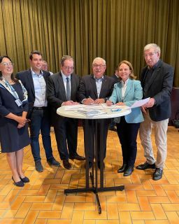 (f. l. to r.) Martine Dupong-Kremer, Councillor, municipality of Niederanven; Fred Ternes, alderman, municipality of Niederanven; Louis Oberhag, vice-president of Syvicol; Raymond Weydert, mayor of the municipality of Niederanven; Corinne Cahen, Minister for Family Affairs and Integration; Jean Schiltz, alderman, municipality of Niederanven