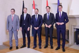 Gruppenfoto der drei Premierminister, des Ministerpräsidenten des Landes Nordrhein-Westfalen, Hendrik Wüst, des Präsidenten des Regionalrats der Region Grand Est und amtierenden Präsidenten des Gipfels der Großregion, Jean Rottner