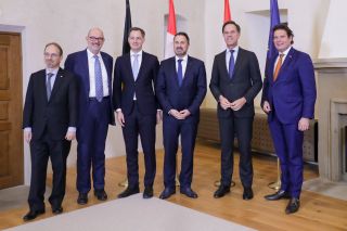 Gruppenfoto der drei Premierminister, des Ministerpräsidenten des Landes Nordrhein-Westfalen, Hendrik Wüst, des Präsidenten des Regionalrats der Region Grand Est und amtierenden Präsidenten des Gipfels der Großregion, Jean Rottner