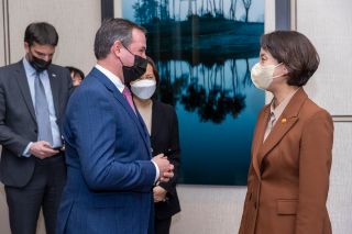 (from l. to r.) Tim Kesseler, advisor to H.R.H. the Hereditary Grand Duke ; H.R.H. the Hereditary Grand Duke; n.c. (interpreter) ; Lee Young, Korean Minister for SMEs and Startups