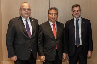 (from l. to r.) Pierre Ferring, Ambassador (non resident) of the Grand Duchy of Luxembourg to the Republic of Korea ; Park Jin, Korean Minister of Foreign Affairs; Franz Fayot, Minister of the Economy
