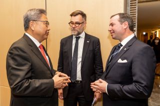 (de gauche à droite) Park Jin, ministre des Affaires étrangères de la République de Corée ;  Franz Piot, ministre de l'Economie ;  SAR le Grand-Duc Héritier ;