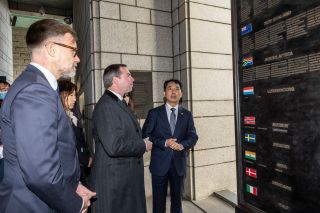 (fr. l. to r.) Franz Fayot, Minister of the Economy; n.c. (interpreter); HRH the Hereditary Grand Duke ; Park Min-sik, Minister of the South Korean Patriots and Veterans