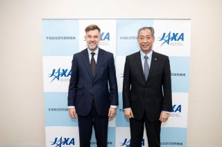 (de g. à dr.) Franz Fayot, ministre de l’Économie ; Dr. Hiroshi Yamakawa, président de JAXA