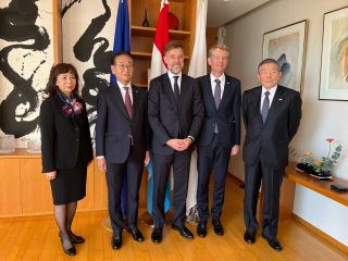 (fr. l. to r.) Takayo Egawa, Corporate Officer and Director, International Affairs Officer of JCR Pharmaceuticals ; Shin Ashida, Chairman & CEO of JCR Pharmaceuticals ; Franz Fayot, Minister of the Economy ; Dr. Mathias Schmidt, CEO of JCR USA and Director of JCR Luxembourg SA ; Takashi Suetsuna, Director on the Board of JCR Pharmaceuticals