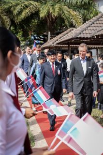 (fr. l. to r.) Christophe Schiltz, Director for Development Cooperation and Humanitarian Action ; Franz Fayot, Minister for Development Cooperation and Humanitarian Affairs, Minister of the Economy ; Phout Simmalavong, Minister of Education and Sports of Laos ; H.R.H. the Grand Duke