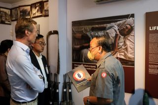 S.A.R. le Grand-Duc lors de la visite du Centre d'information des visiteurs UXO
