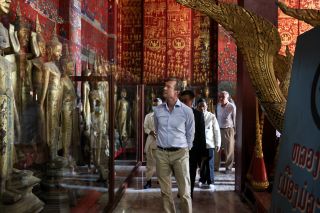 S.A.R. le Grand-Duc lors de la visite du Temple Xieng Thong