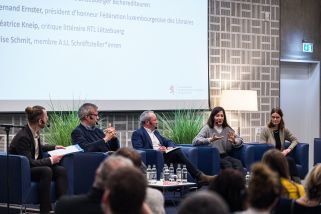 (from left to right) Sébastian Thiltges, teacher-researcher at the University of Luxembourg;  Marc Binsfeld, vice-president, Lëtzebuerger Bicherediteuren;  Fernand Ernster, honorary president, Luxembourg Federation of Booksellers;  Elise Schmit, member, A:LL Writers*innen;  Béatrice Kneip, literary critic, RTL Lëtzebuerg;